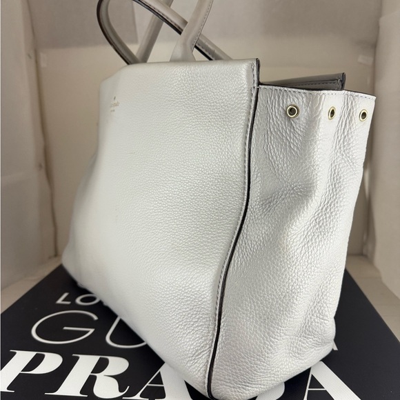 Kate Spade White Leather Tote with Elegant Gold Accents - Picture 4 of 10